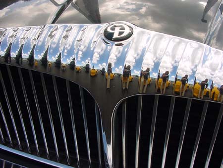 DaimlergrillmitgelbemLotus